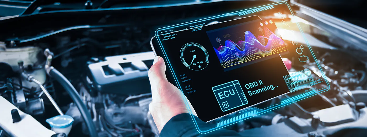 erson håller surfplatta med motoroptimeringsdata framför bilmotor – prestandaoptimering i Örebro av AutoBilservice
